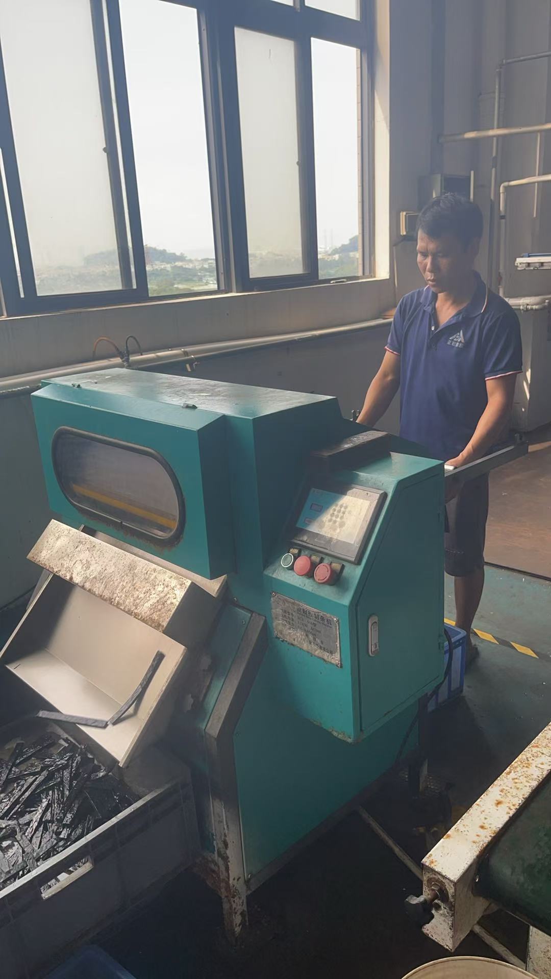 Geautomatiseerd snijden van rubberstrips: precisie, efficiëntie en kostenbesparingen in actie Geautomatiseerd snijden van rubberstrips: precisie, efficiëntie en kostenbesparingen in actie